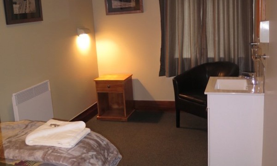 Mossburn Railway Hotel Room 1