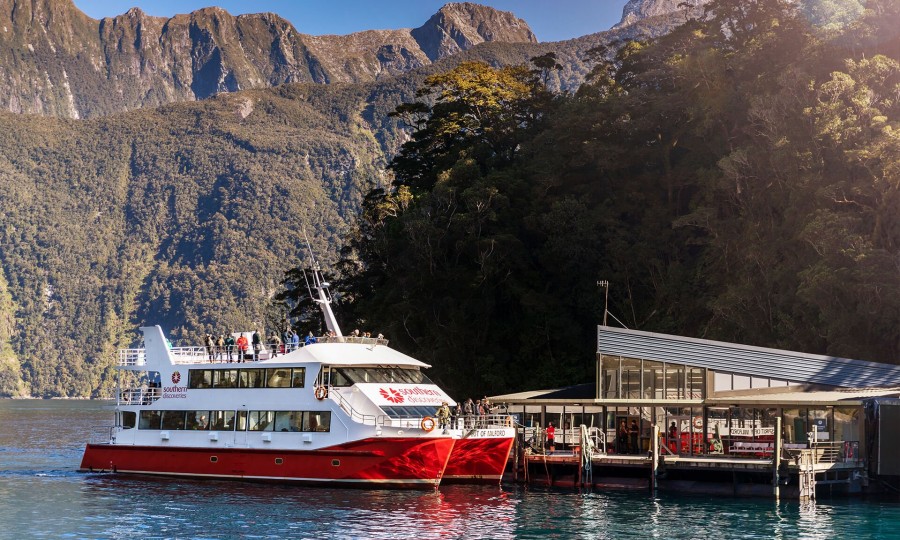 Spirit of Milford dropping passengers at the Milford Sound Underwater Observatory2